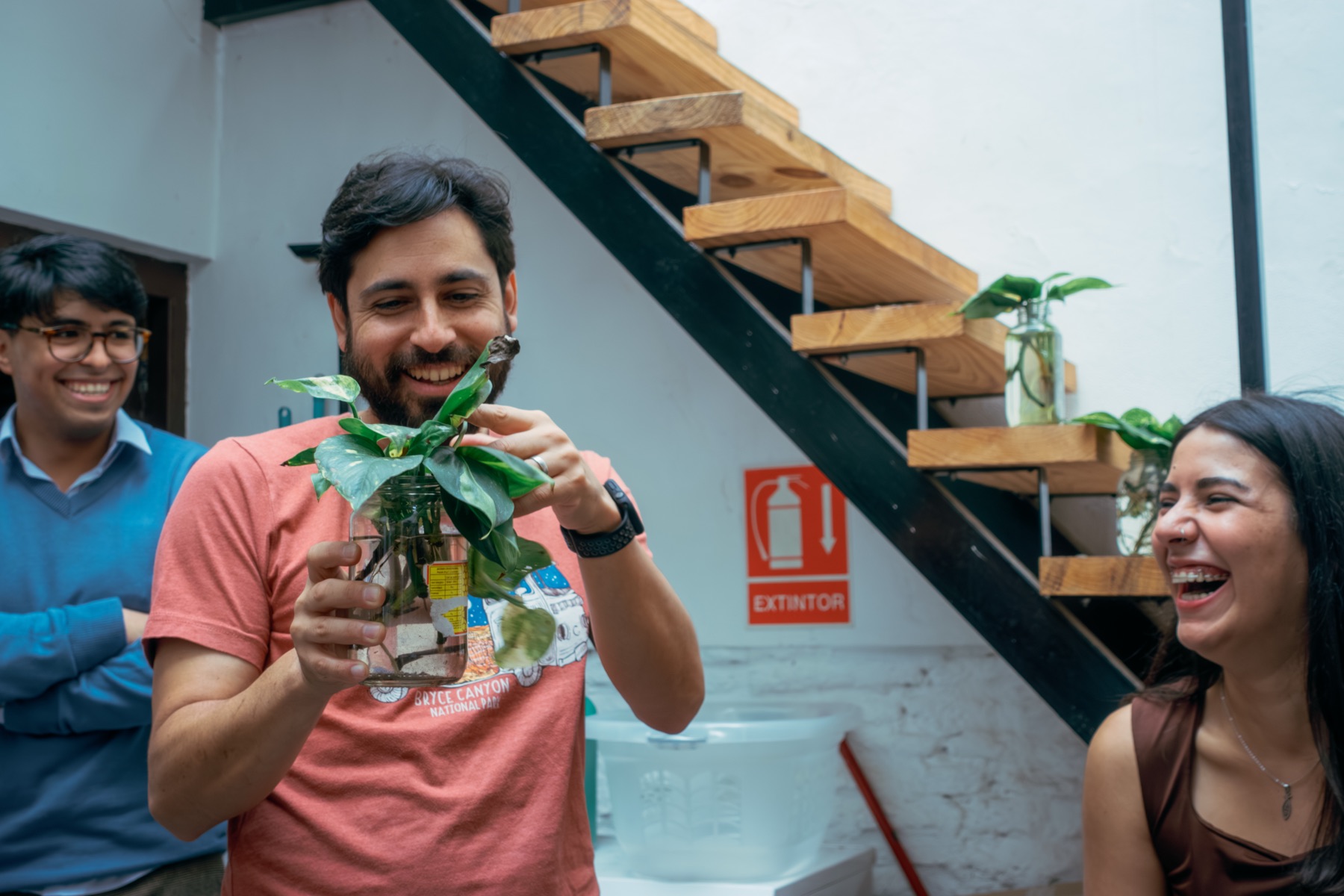 Gente riéndose adentro de la casa