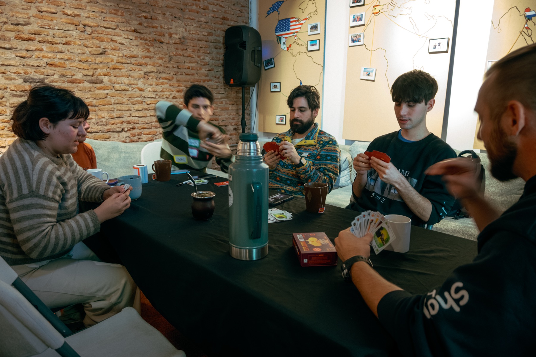 Juego de cartas con mate y termo en la mesa de la casa