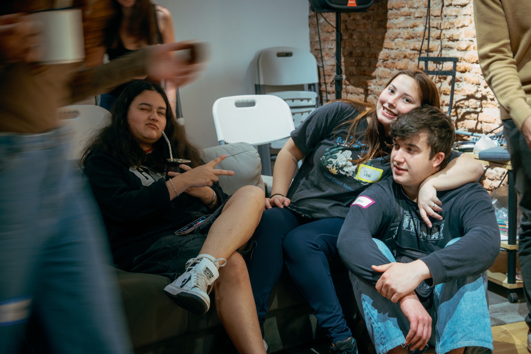 Amigos sentados juntos en el sillón
