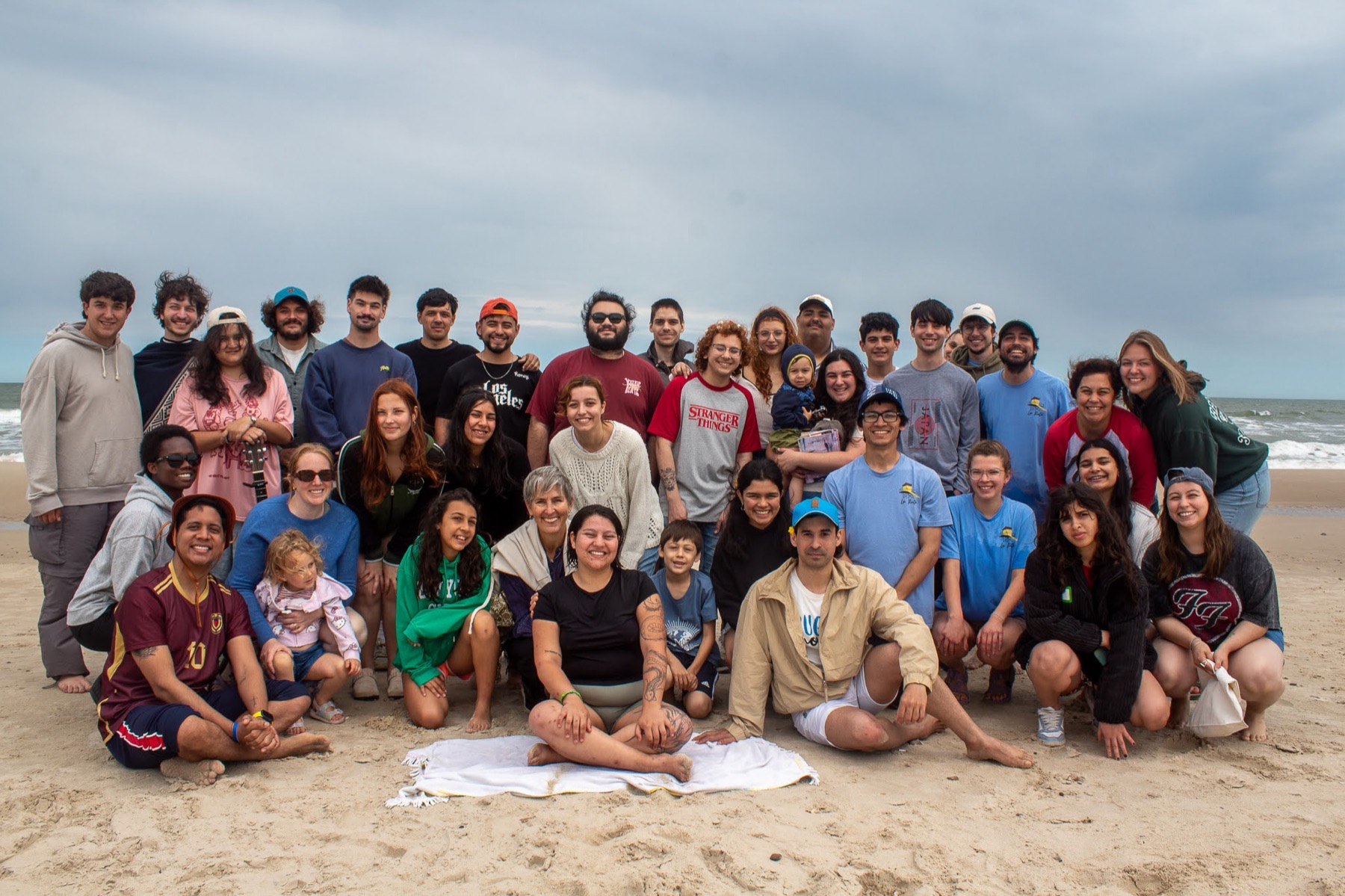 Un grupo grande de la comunidad en la playa