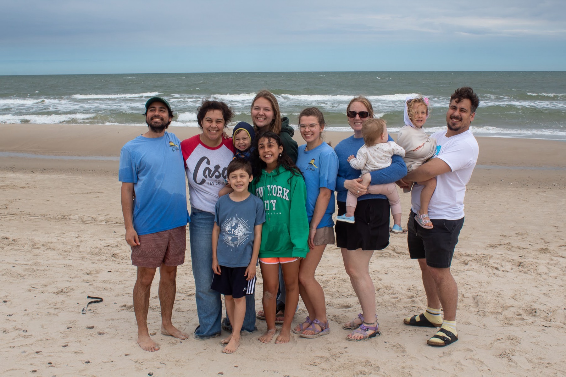 El equipo de La Ruta con sus familias en la playa
